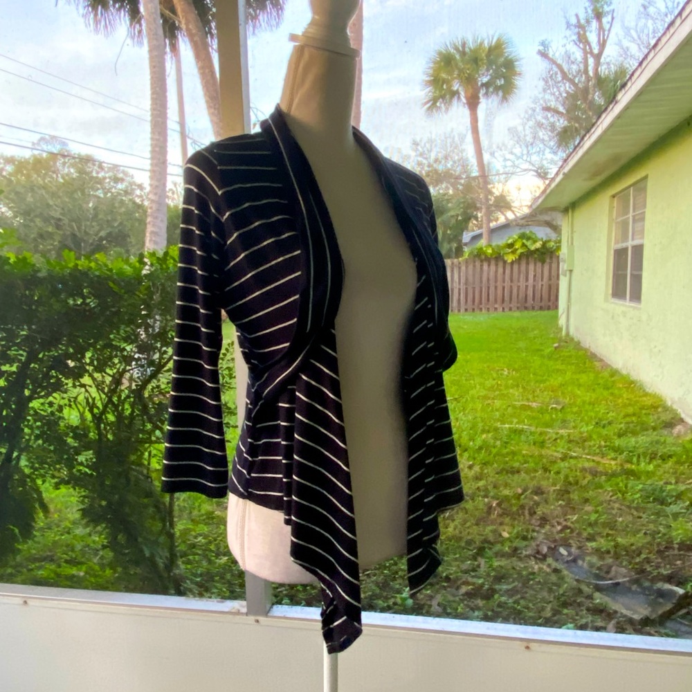 Black and white asymmetrical Wrap - Picture 3 of 5